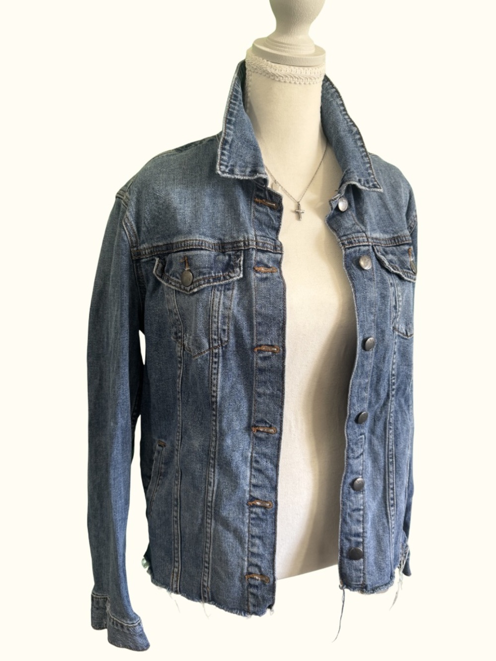 Joe’s Jeans Women’s Medium Wash Denim Jacket Size M Raw Hem